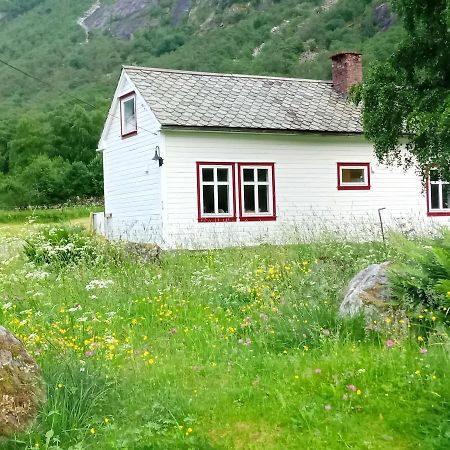 An Authentic Experience In Picturesque Eidfjord Villa Exterior photo