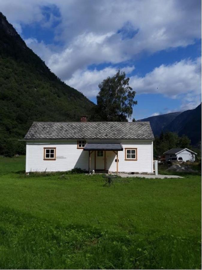 An Authentic Experience In Picturesque Eidfjord Villa Exterior photo